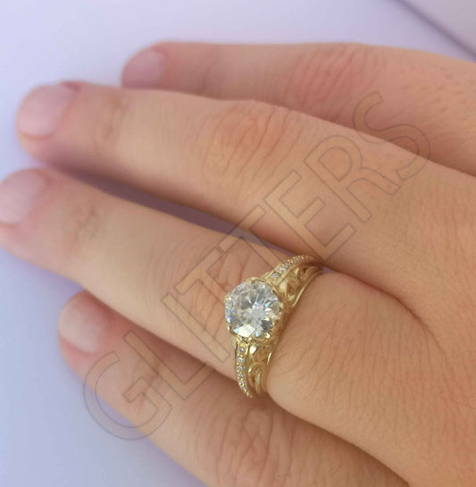 18kt yellow gold moissanite solitaire                    Weight: 4.20g