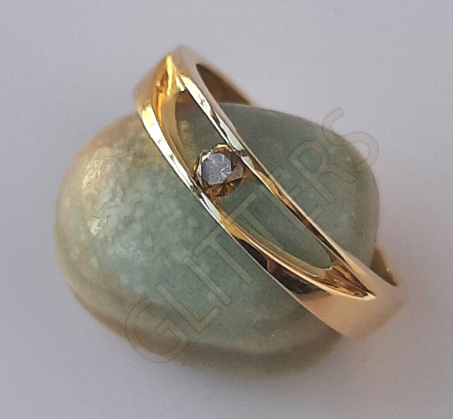 18kt  Yellow gold natural diamond solitaire Weight: 3.75g