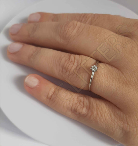 18kt  White gold natural diamond solitaire Weight: 1.19g