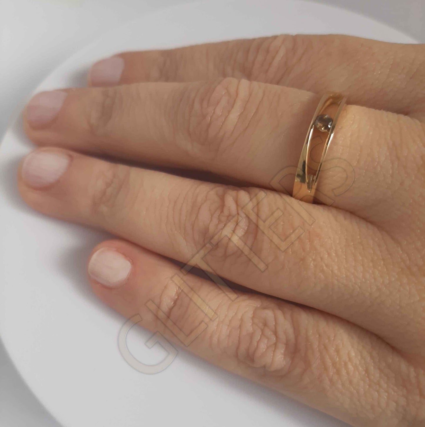 18kt  Yellow gold natural diamond solitaire Weight: 3.75g