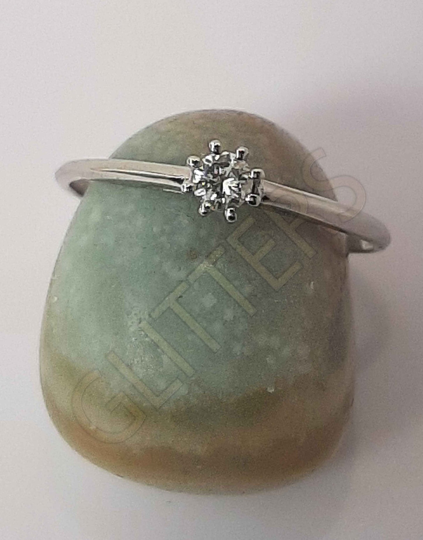 18kt  White gold natural diamond solitaire Weight: 1.19g