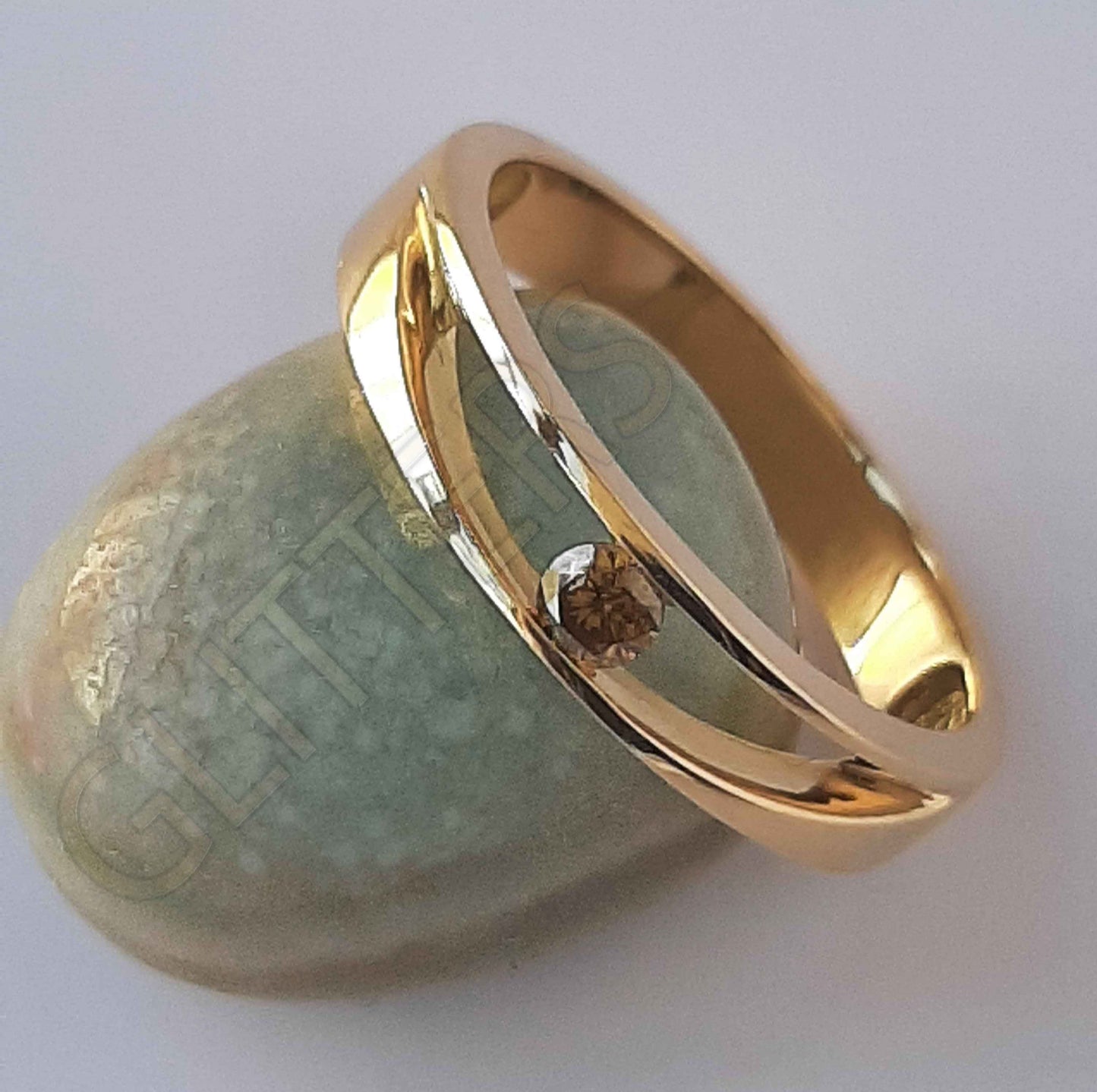 18kt  Yellow gold natural diamond solitaire Weight: 3.75g