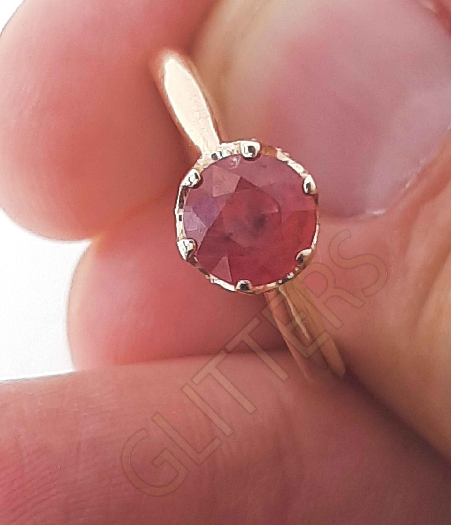 18kt yellow gold Treated natural ruby solitaire                    Weight: 3.01g