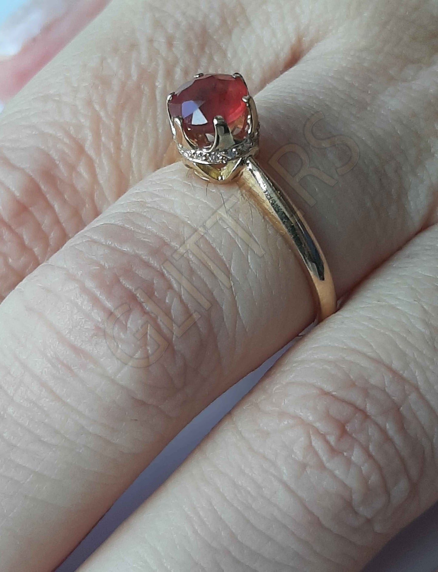 18kt yellow gold Treated natural ruby solitaire                    Weight: 3.01g