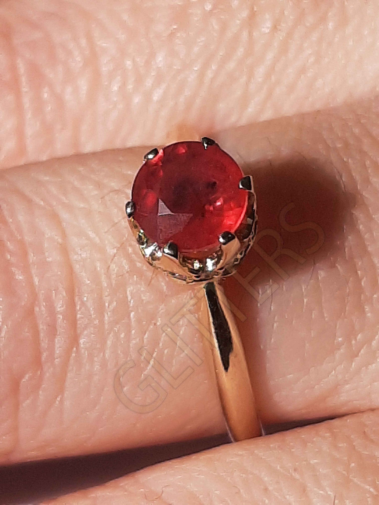 18kt yellow gold Treated natural ruby solitaire                    Weight: 3.01g
